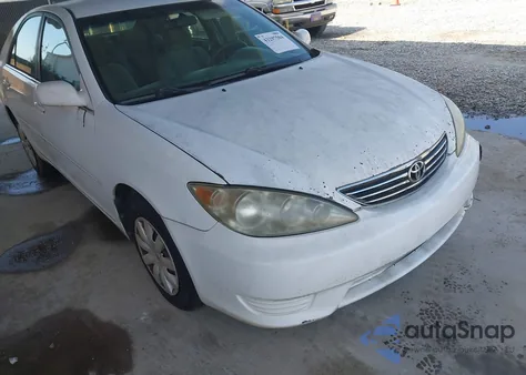 2005 Toyota Camry Le z USA, uszkodzony, nr VIN 4T1BE32K25U400213